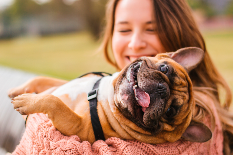 perro-castrado-feliz-con-su-dueña